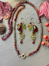 Carica l'immagine nel visualizzatore di Gallery, Spessartite Garnet Cluster Earrings