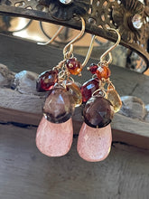 Cargar imagen en el visor de la galería, Peach Moonstone Cluster Earrings