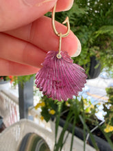 Charger l'image dans la galerie, 14k Carved Pink Tourmaline Scallop Shell Charm