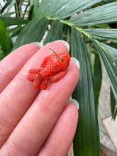 Charger l'image dans la galerie, 14k Carved Italian Coral Fish Charm 1