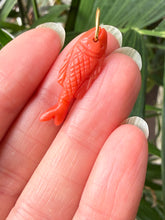 Carica l'immagine nel visualizzatore di Gallery, 14k Carved Italian Coral Fish Charm 2