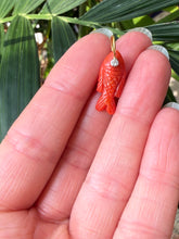 Carica l'immagine nel visualizzatore di Gallery, 14k Carved Italian Coral Fish Charm 4