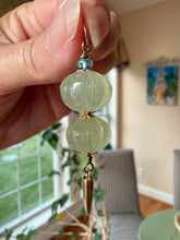 Charger l'image dans la galerie, 14k Carved Prehnite Pumpkin Pendant