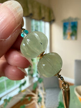 Charger l'image dans la galerie, 14k Carved Prehnite Pumpkin Pendant