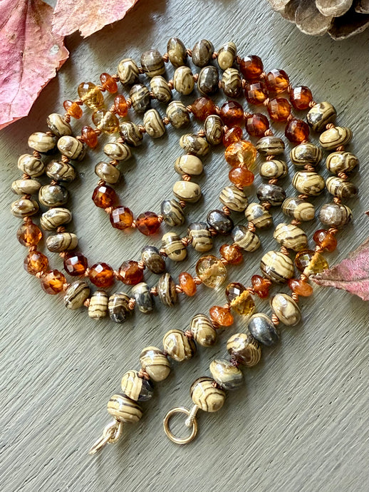 14k Schalenblende and Garnet Necklace