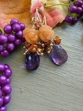 Carica l'immagine nel visualizzatore di Gallery, Carved Orange Aventurine and Amethyst Earrings