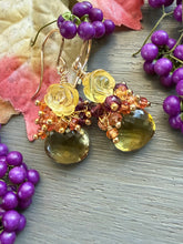 Carica l'immagine nel visualizzatore di Gallery, Carved Citrine and Olive Quartz Earrings
